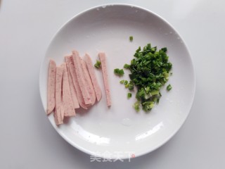 午餐肉鸡蛋卷饼的做法步骤：2