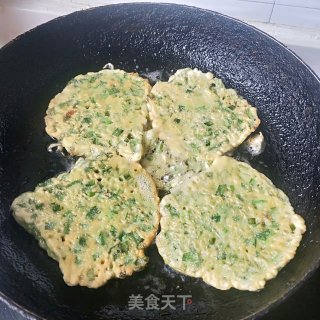 韭菜鸡蛋饼的做法步骤：11