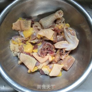 鲜菇炖鸡汤的做法步骤：1