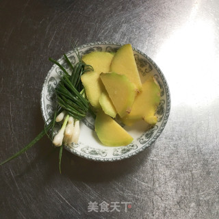 鲜菇炖鸡汤的做法步骤：2