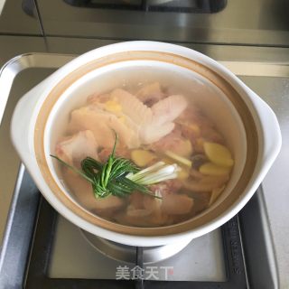 鲜菇炖鸡汤的做法步骤：3