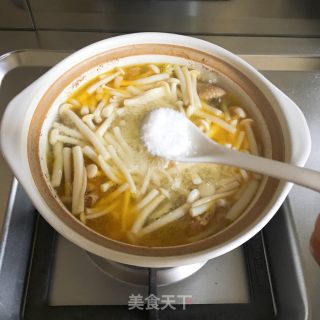 鲜菇炖鸡汤的做法步骤：6