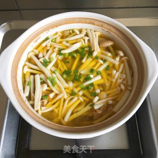 鲜菇炖鸡汤的做法步骤：7