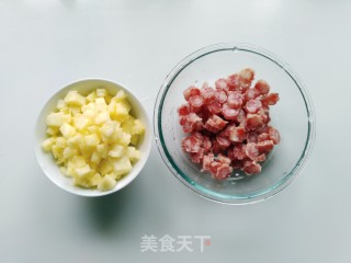 菠萝腊肠炒饭的做法步骤：2