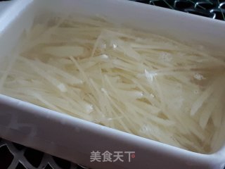 家常凉拌土豆丝的做法步骤：1