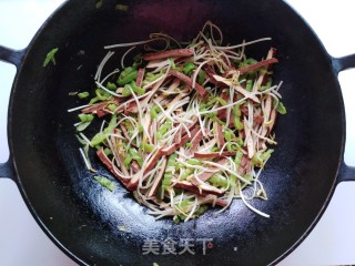 青椒豆芽炒香干的做法步骤：6