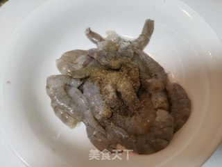 牛牛的减肥餐—辣炒虾仁的做法步骤：2