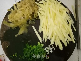 家常酸菜土豆丝的做法步骤：1