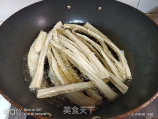 五花肉炒腐竹的做法步骤：1