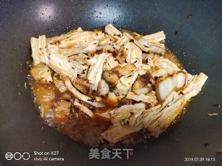 五花肉炒腐竹的做法步骤：5