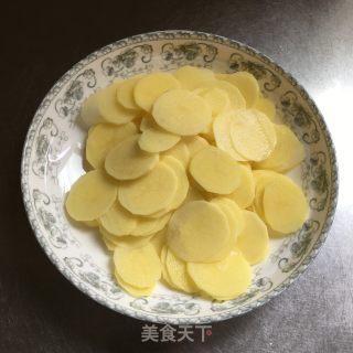 青椒土豆片的做法步骤：1