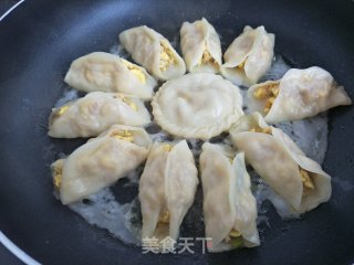 生煎锅贴饺子的做法步骤：9