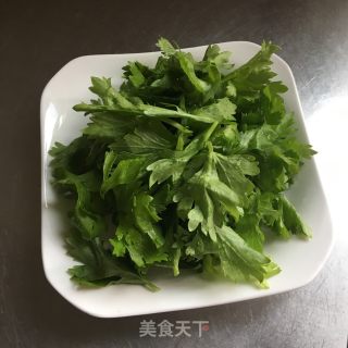 芹菜叶炒蛋的做法步骤：1