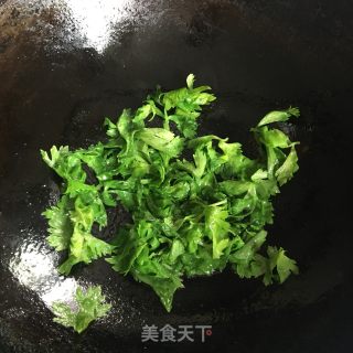 芹菜叶炒蛋的做法步骤：3