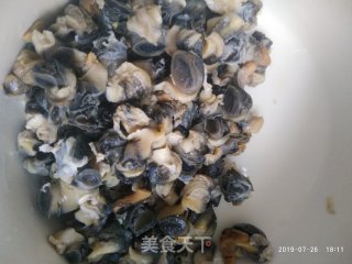 酸豆角炒螺肉的做法步骤：1