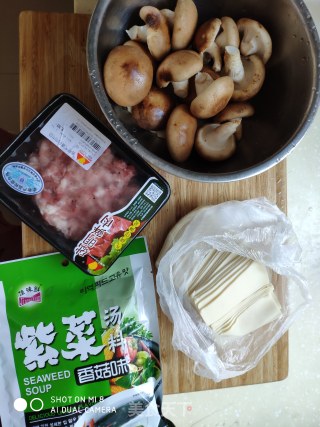 香菇鲜肉馄饨的做法步骤：1