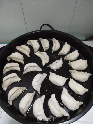 黄瓜虾仁鸡蛋煎饺的做法步骤：11