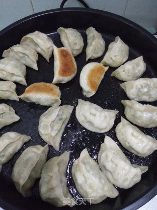 黄瓜虾仁鸡蛋煎饺的做法步骤：13