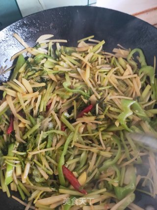 芹菜土豆丝炒尖椒的做法步骤：8