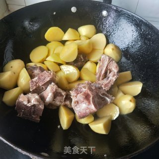 川味土豆芸豆烧排骨的做法步骤：7