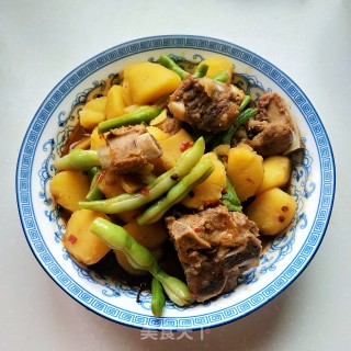 川味土豆芸豆烧排骨的做法步骤：12