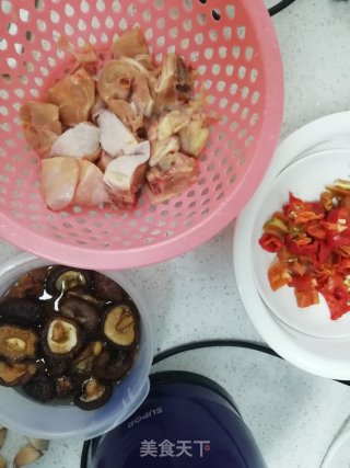 香菇烧鸡腿的做法步骤：1