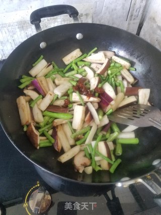 香菇茄子炒豆角的做法步骤：4