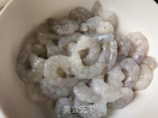 皱皮椒木耳炒虾仁的做法步骤：4