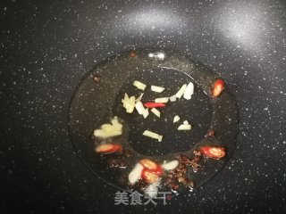 皱皮椒木耳炒虾仁的做法步骤：7