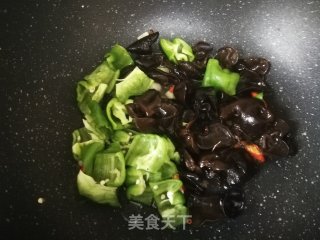 皱皮椒木耳炒虾仁的做法步骤：8