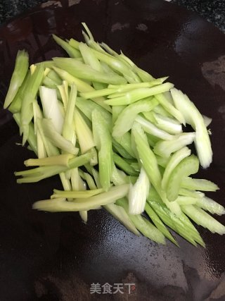 西芹炒牛肉的做法步骤：4