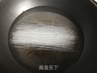 黄豆芽炒水晶粉的做法步骤：2