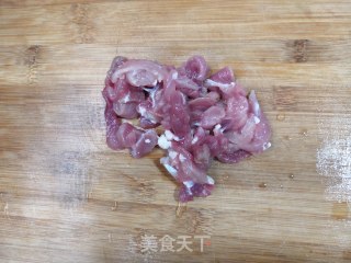 西芹炒肉的做法步骤：1