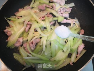 西芹炒肉的做法步骤：14