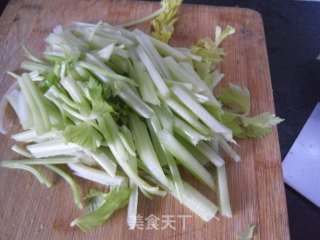 芹菜炒豆腐干的做法步骤：2