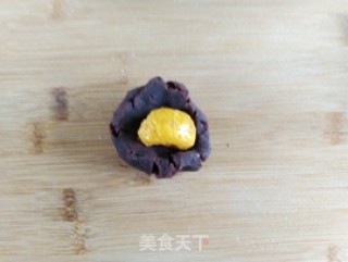 豆沙咸蛋黄月饼的做法步骤：7