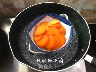 胡萝卜粉丝酸菜肉末包子的做法步骤：1