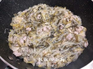 胡萝卜粉丝酸菜肉末包子的做法步骤：3