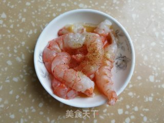 虾仁油条炒饭的做法步骤：1