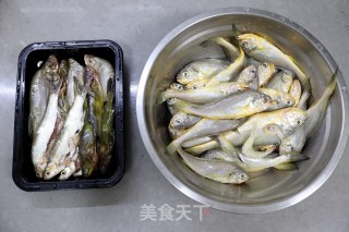 贴饼子熬小鱼的做法步骤：1