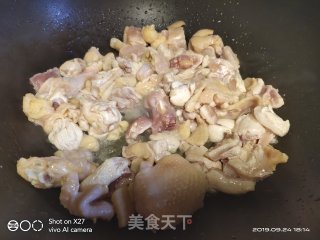 香菇炒鸡的做法步骤：1