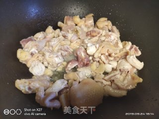 香菇炒鸡的做法步骤：2