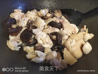 香菇炒鸡的做法步骤：4