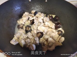 香菇炒鸡块的做法步骤：4