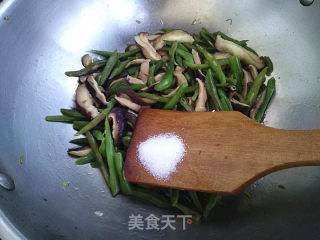 香菇烧豆角的做法步骤：6