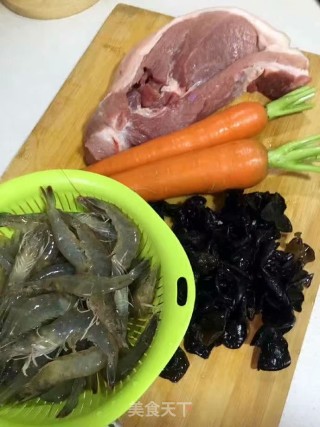 胡萝卜鲜虾猪肉水饺的做法步骤：1