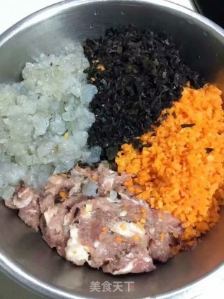 胡萝卜鲜虾猪肉水饺的做法步骤：2