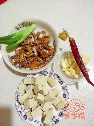 肥肠烧豆腐的做法步骤：1