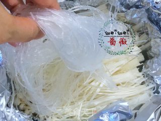 花甲最火的做法，锡纸花甲粉丝，简单易上手，味道绝了！的做法步骤：8