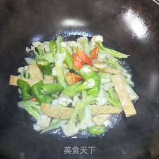 花菜炒豆干的做法步骤：6